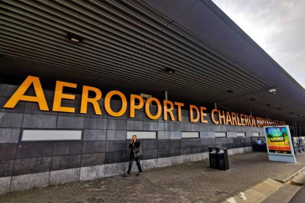 Station 64 A1 Bruxelles-Charleroi-Airport Villa Buitenkant foto